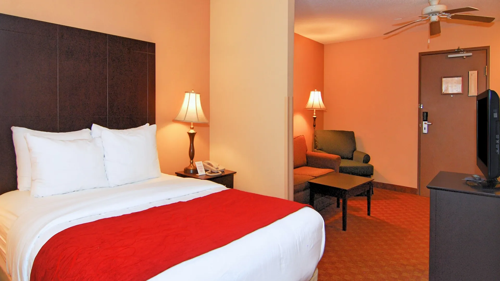 La Quinta Inn & Suites By Wyndham Memphis I-240 Hotel