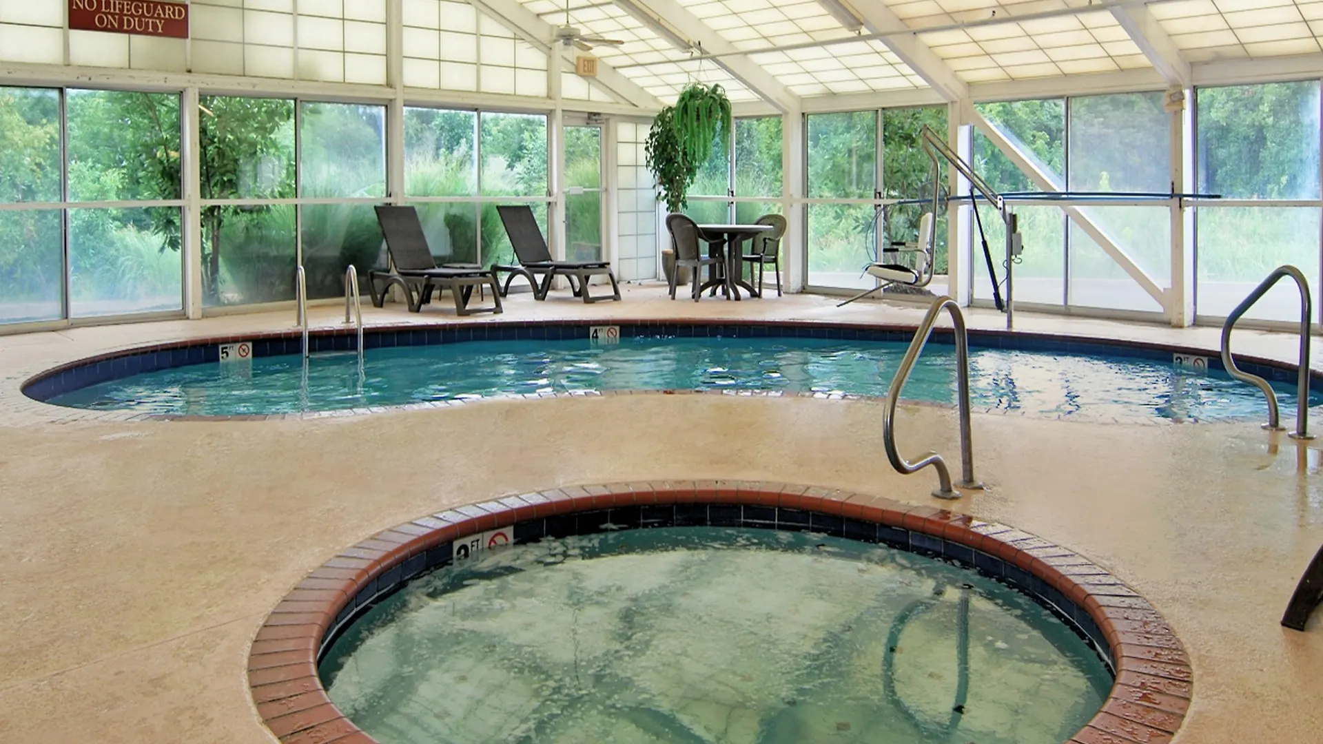 La Quinta Inn & Suites By Wyndham Memphis I-240 Hotel
