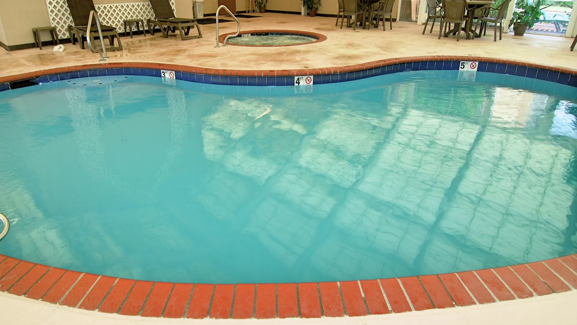 La Quinta Inn & Suites By Wyndham Memphis I-240 Hotel