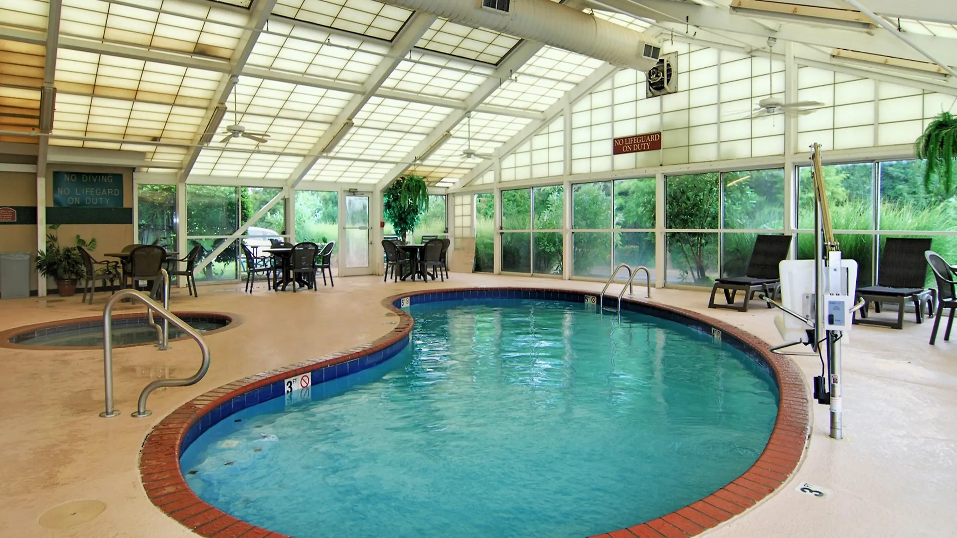 La Quinta Inn & Suites By Wyndham Memphis I-240 Hotel