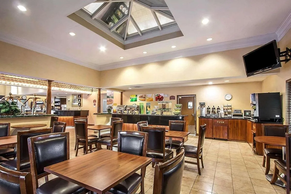 La Quinta Inn & Suites By Wyndham Memphis I-240 Hotel