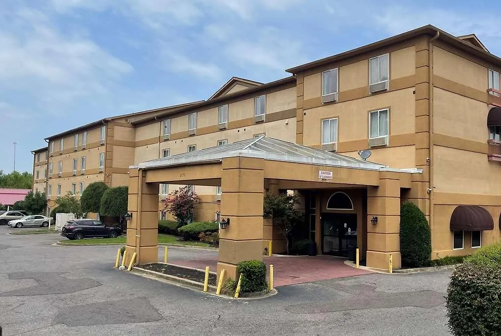 La Quinta Inn & Suites By Wyndham Memphis I-240 3*,