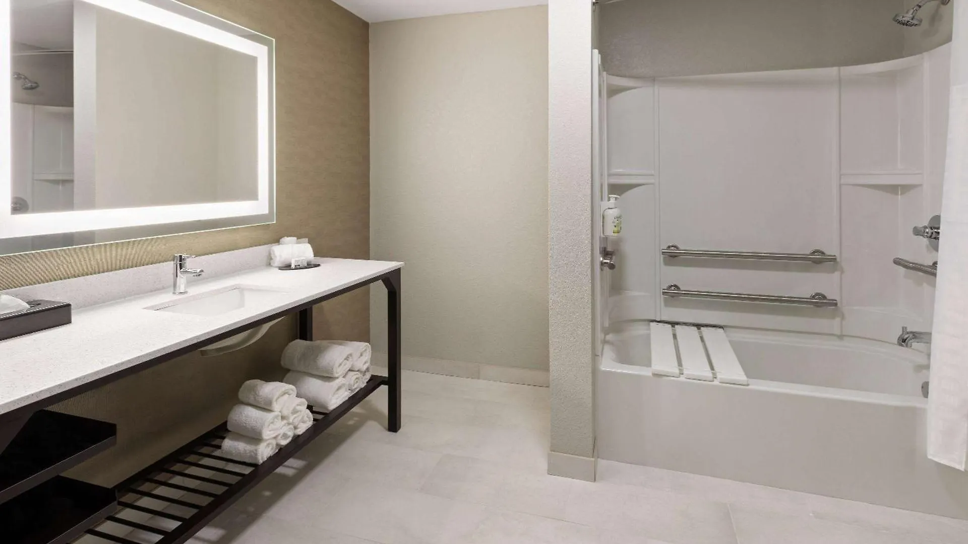 *** Hotel La Quinta Inn & Suites By Wyndham Memphis I-240 United States