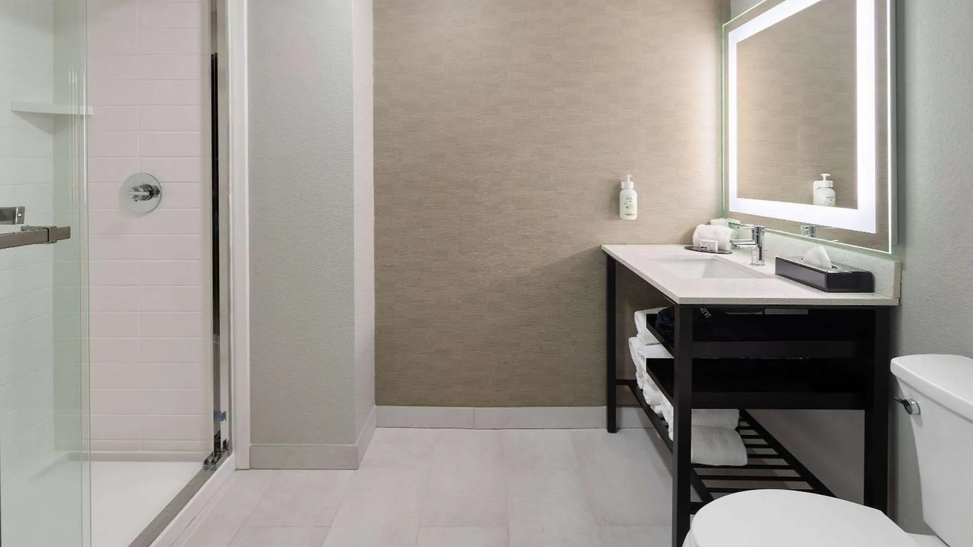 La Quinta Inn & Suites By Wyndham Memphis I-240 Hotell